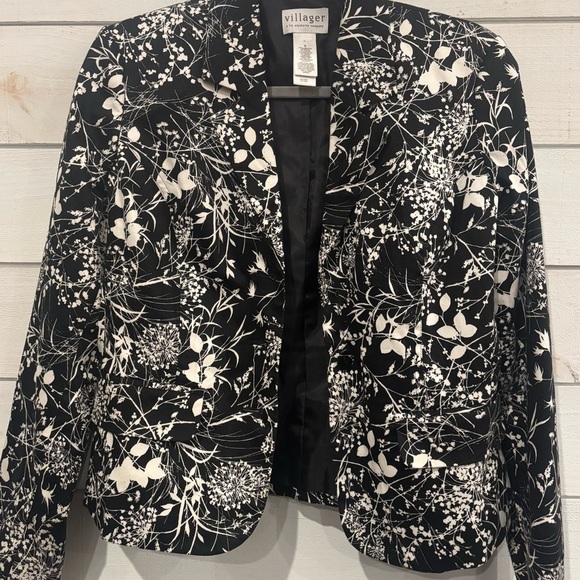 Villager Black and White Floral Blazer in size 6. Great condition! - Picture 6 of 13